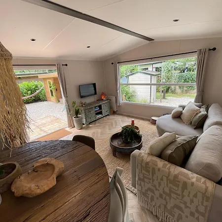 Wild Flower Wellness Met Prive Sauna En Hottub In Prachtige Tuin Met Overkapping Chalet