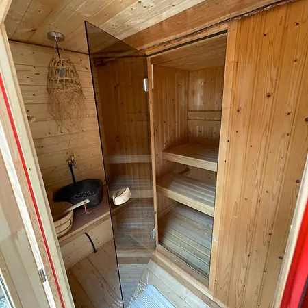 Wild Flower Wellness Met Prive Sauna En Hottub In Prachtige Tuin Met Overkapping Hoenderloo