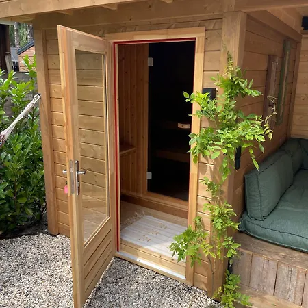 Wild Flower Wellness Met Prive Sauna En Hottub In Prachtige Tuin Met Overkapping