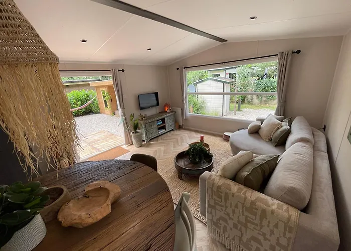 Wild Flower Wellness Met Prive Sauna En Hottub In Prachtige Tuin Met Overkapping Alpstuga