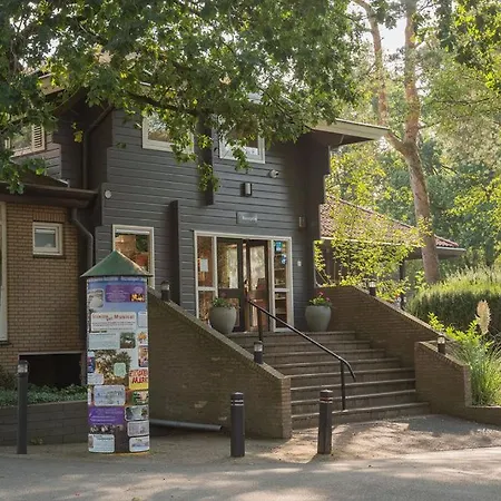 Chalé Wild Flower Wellness Met Prive Sauna En Hottub In Prachtige Tuin Met Overkapping Hoenderloo